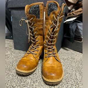 SOLD Denver Hayes calf-high lined winter boots women’s US 7.5